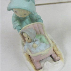 PM2 - Enesco Precious Moments MOTHER & BABY w/ Snow SLED Figurine Samuel Butcher